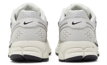 Tênis Nike Zoom Vomero 5 Photon Dust Metallic Silver Cinza
