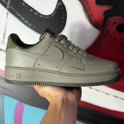 Tênis Nike Air Force 1 '07 LV8 'Mini Swoosh Pack - Light Army' (Pronta Entrega)