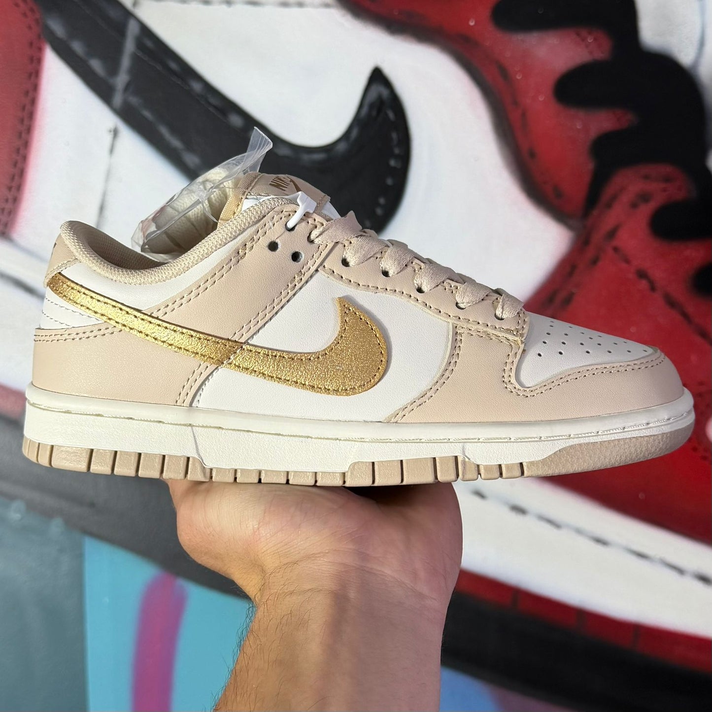 Tênis Nike Dunk Low 'Gold Swoosh' (Pronta Entrega)