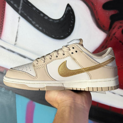 Tênis Nike Dunk Low 'Gold Swoosh' (Pronta Entrega)